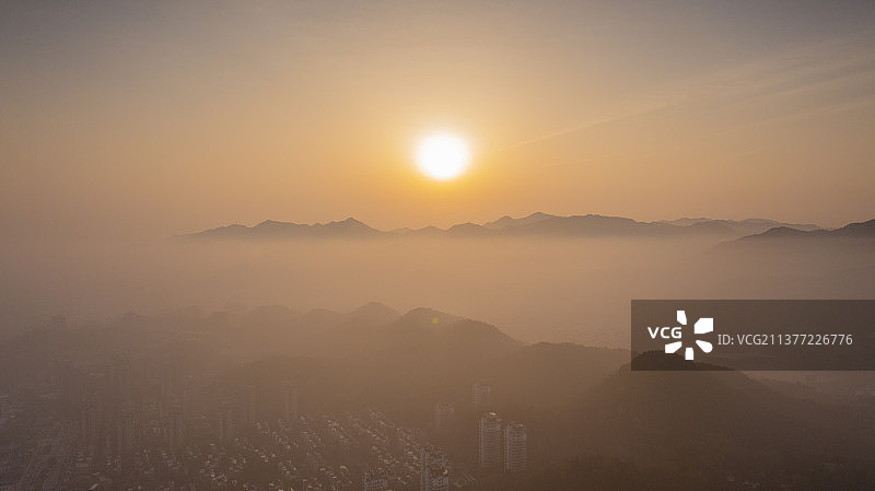 日出平流雾图片素材