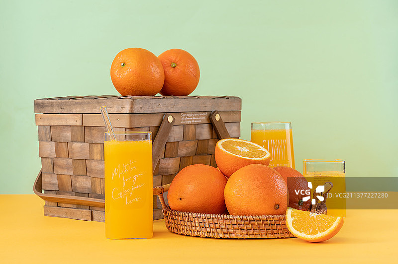 鲜榨橙汁和新鲜橙子图片素材
