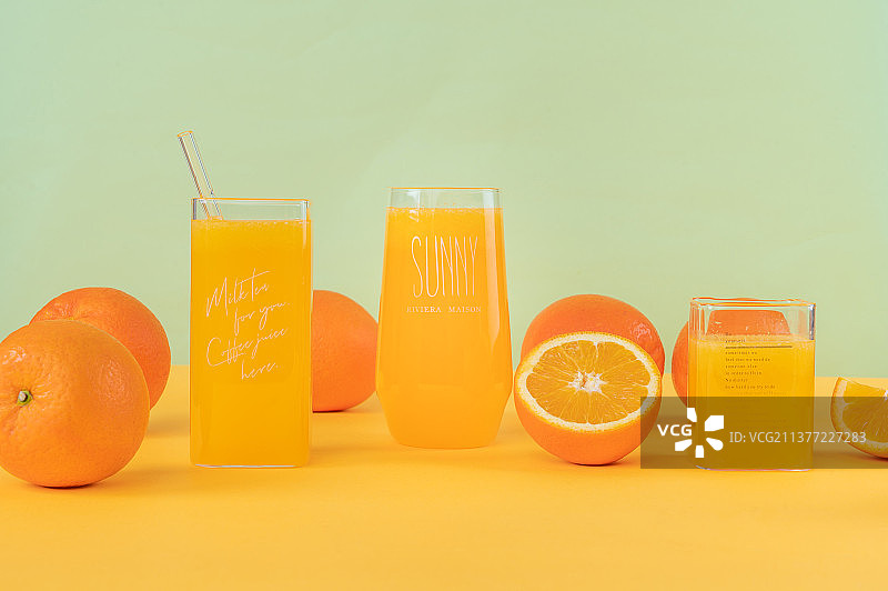 鲜榨橙汁和新鲜橙子图片素材