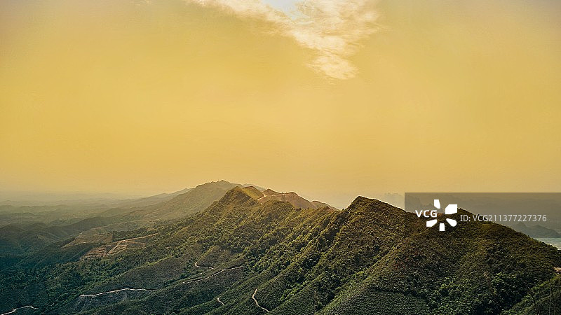 日落时群山对天的景色图片素材