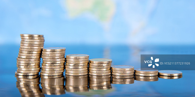 一排递减的欧元硬币图片素材