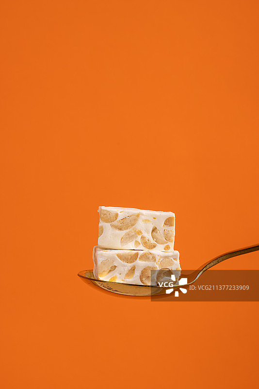 橙色背景下的牛轧糖图片素材