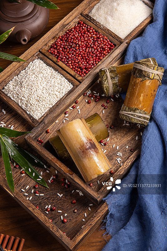 端午节民间传统美食糯米红豆沙竹筒粽图片素材