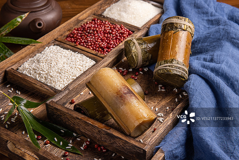 端午节民间传统美食糯米红豆沙竹筒粽图片素材