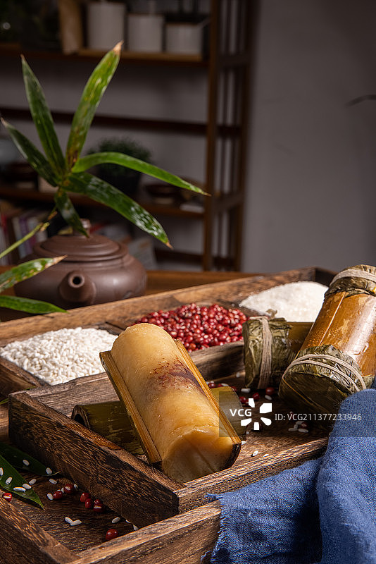 端午节民间传统美食糯米红豆沙竹筒粽图片素材