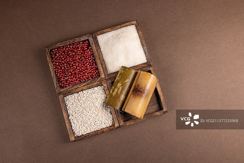 端午节民间传统美食糯米红豆沙竹筒粽图片素材