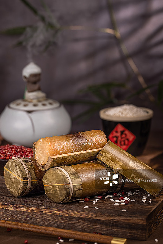 端午节民间传统美食糯米红豆沙竹筒粽图片素材