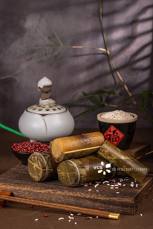 端午节民间传统美食糯米红豆沙竹筒粽图片素材