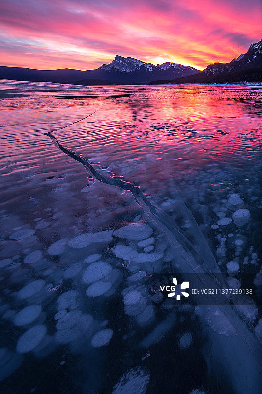 冰封的亚伯拉罕湖气泡湖图片素材