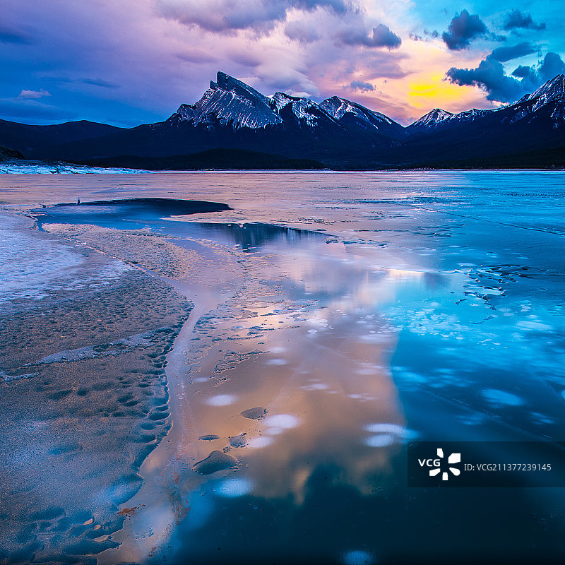 冰封的亚伯拉罕湖气泡湖图片素材