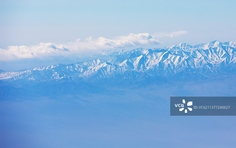 云雾中的昆仑山图片素材