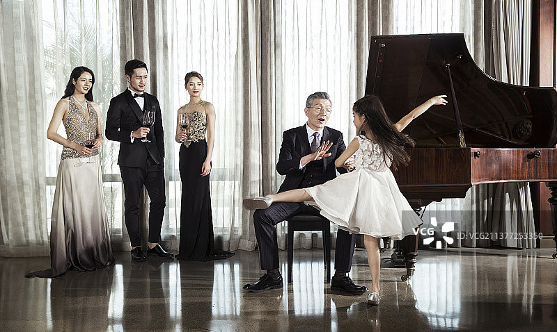 名门望族家庭聚会图片素材