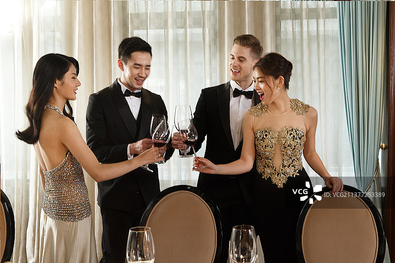 帅男美女在聚餐图片素材