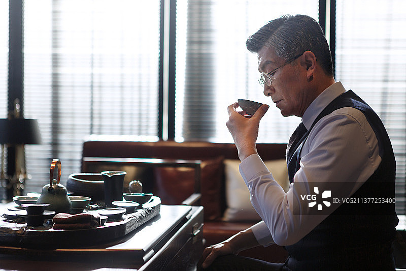 中老年男人喝茶图片素材