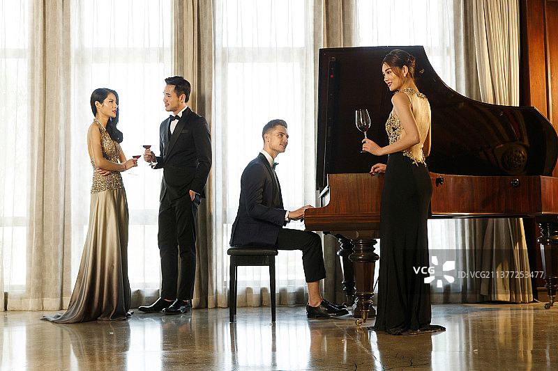 会所里的时尚青年男女图片素材