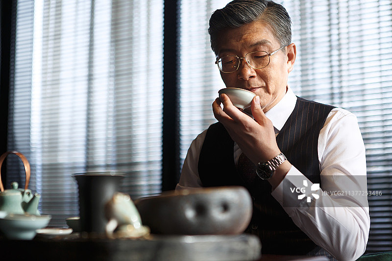 中老年男人喝茶图片素材