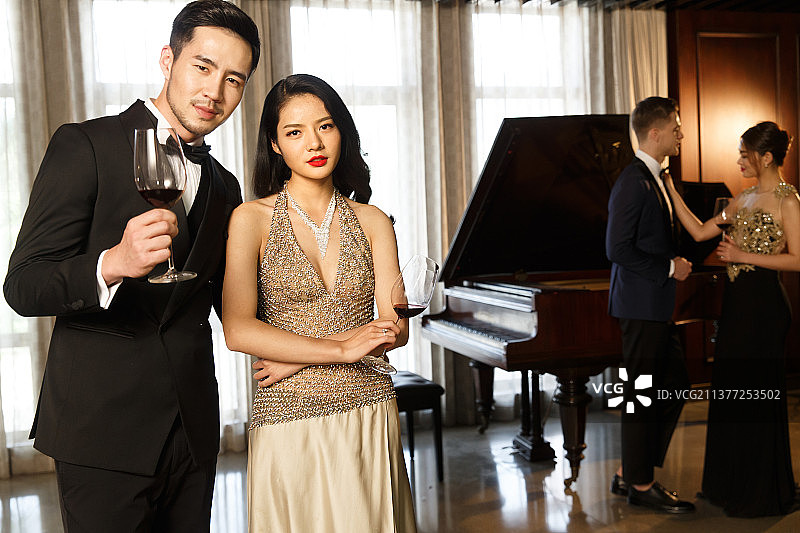 时尚青年男女宴会图片素材