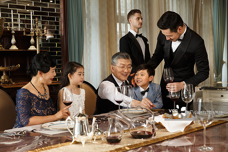 名门望族家庭聚餐图片素材
