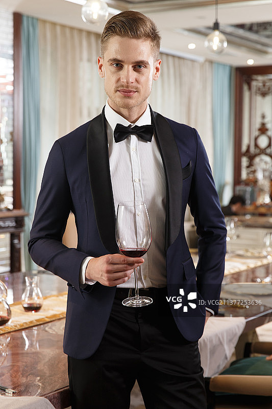 宴会上的青年男人图片素材