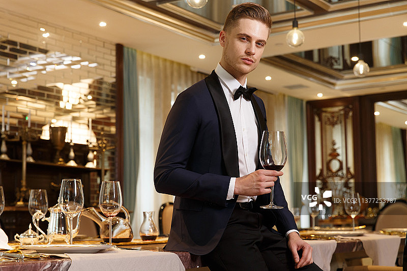 青年男人参加宴会图片素材