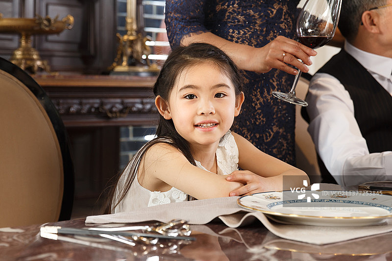 宴会上的小女孩图片素材