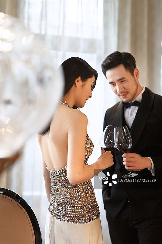 青年男女宴会图片素材