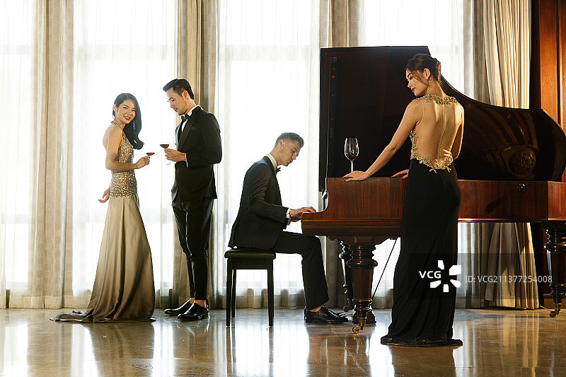 宴会上的时尚青年男女图片素材