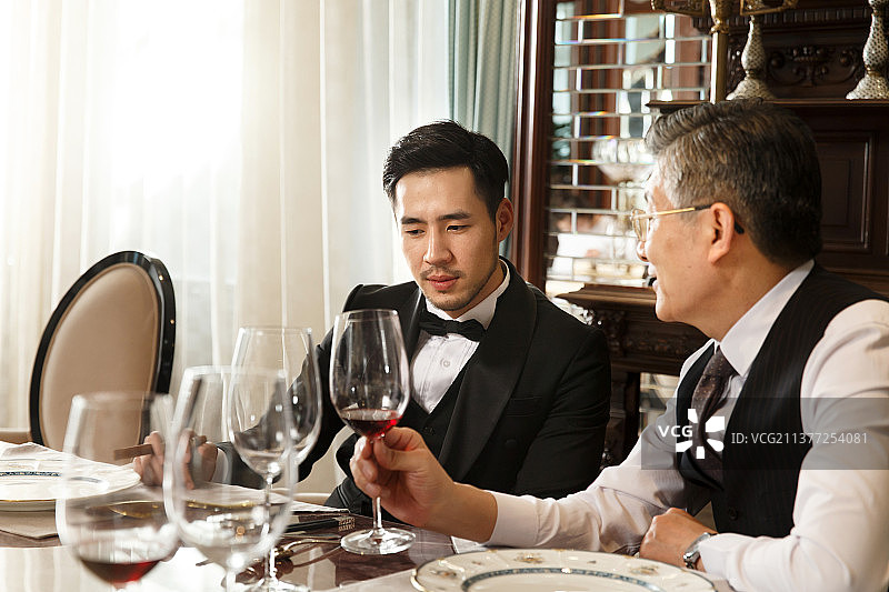 商务人士聚餐图片素材