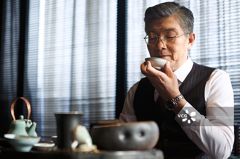 中老年男人喝茶图片素材