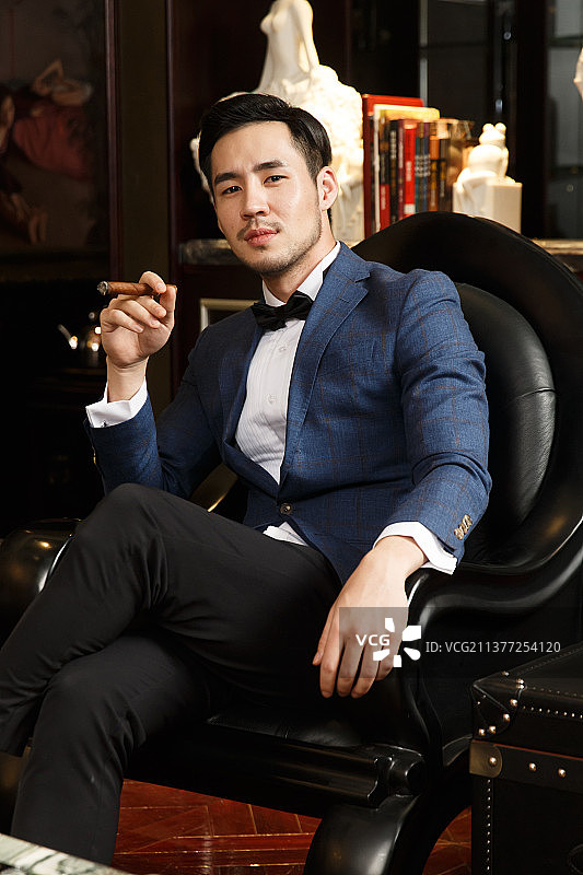 商务青年男人吸烟图片素材