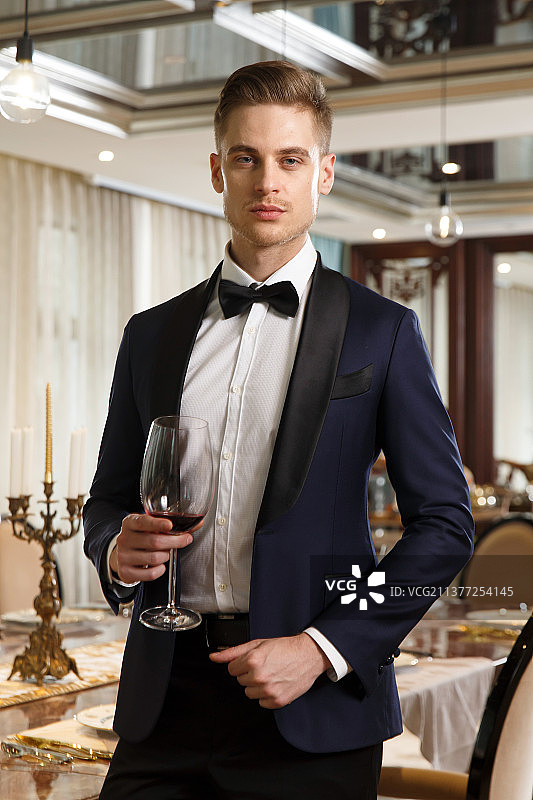 宴会上的商务男人图片素材