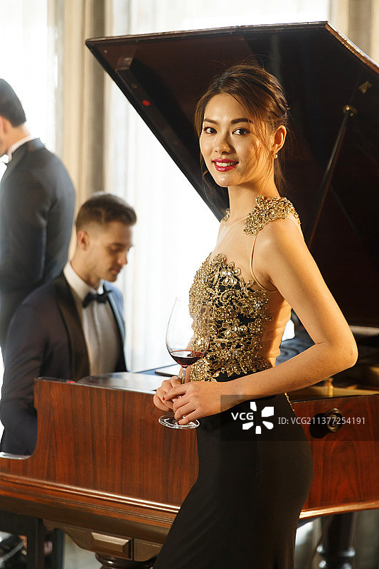 宴会上的青年男女图片素材