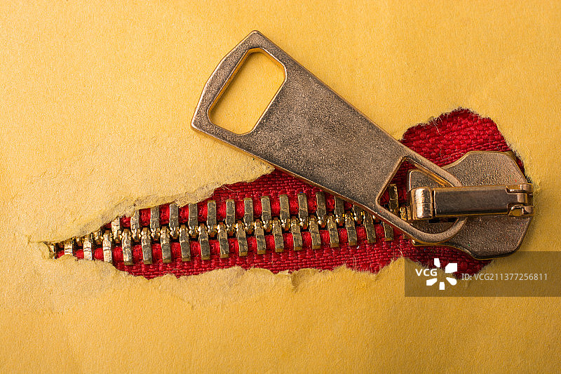 彩色拉链上的破洞纸图片素材