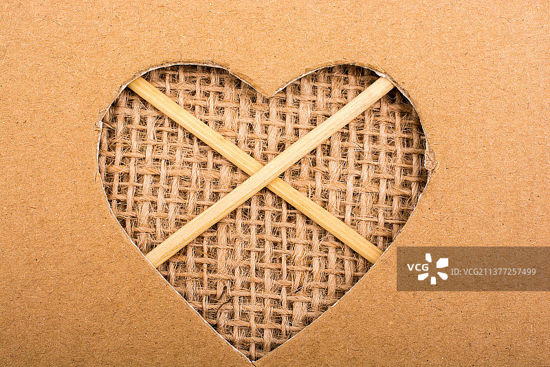 亚麻帆布纸上的心形孔图片素材