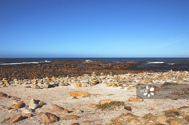 非洲好望角游客堆叠的石头图片素材