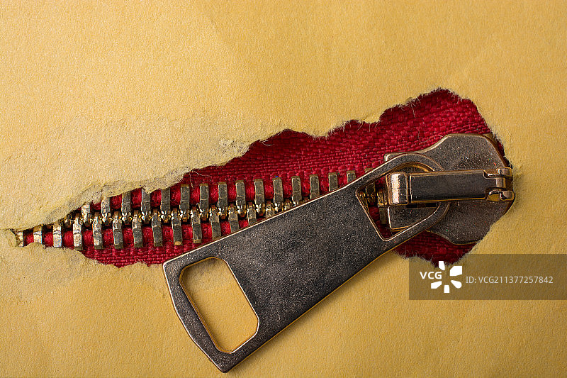 彩色拉链上的破洞纸图片素材