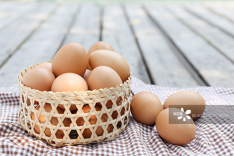 篮子里的鸡蛋，桌上纸盒鸡蛋的特写，泰国图片素材