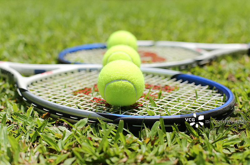 草地模糊背景中的网球拍和网球，泰国图片素材