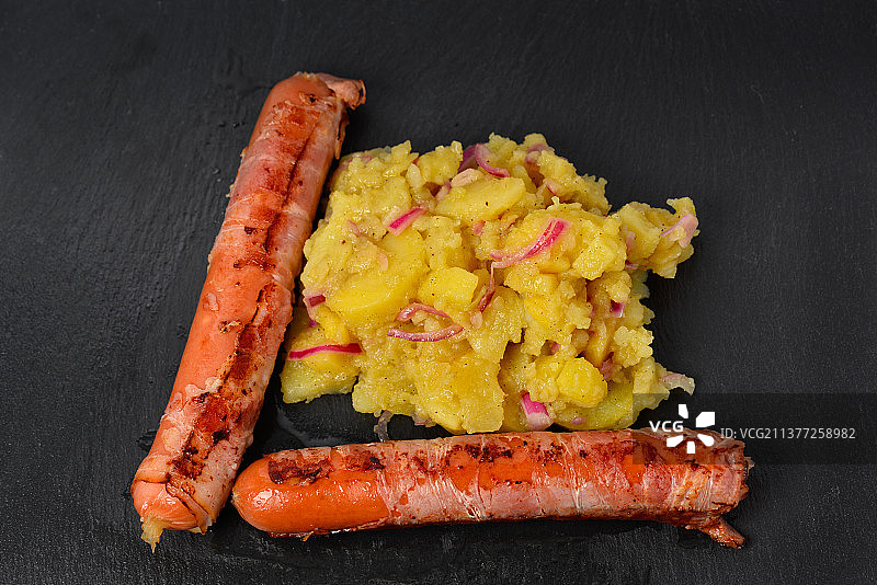 伯恩山香肠配土豆沙拉，石板上的食物特写图片素材