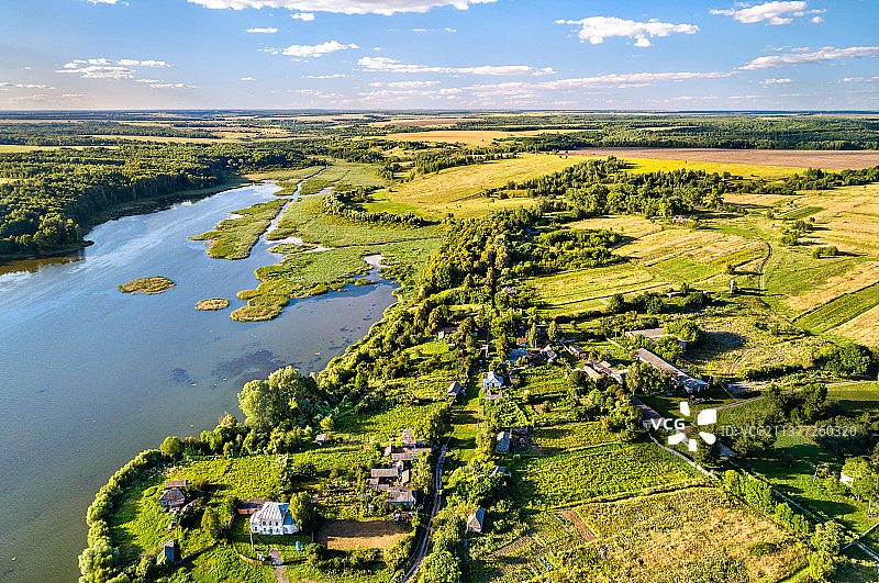 俄罗斯库尔斯克地区的湖泊和村庄图片素材