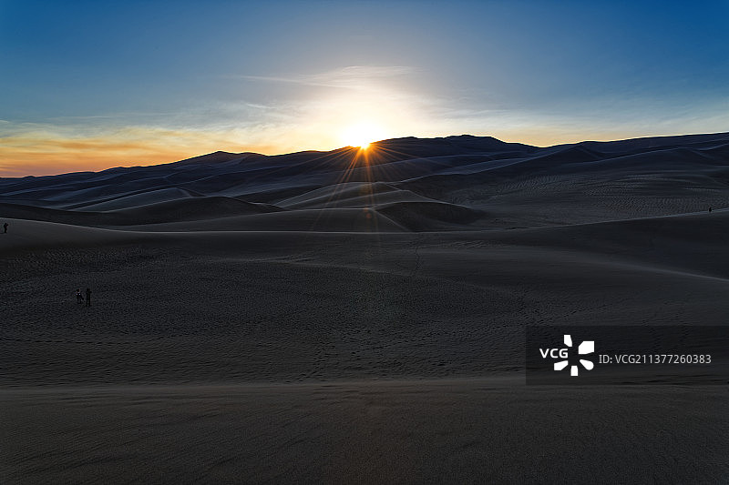 沙漠沙丘的日落图片素材