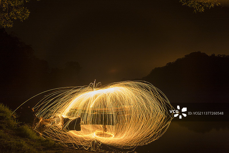 低角度拍摄：墨西哥科利马州科马拉夜晚钢丝棉上的光迹图片素材
