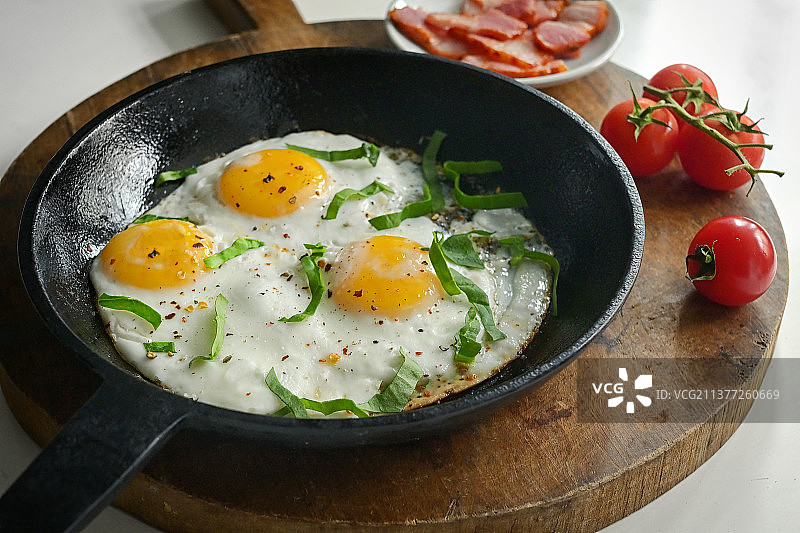 煎锅里的煎蛋特写图片素材