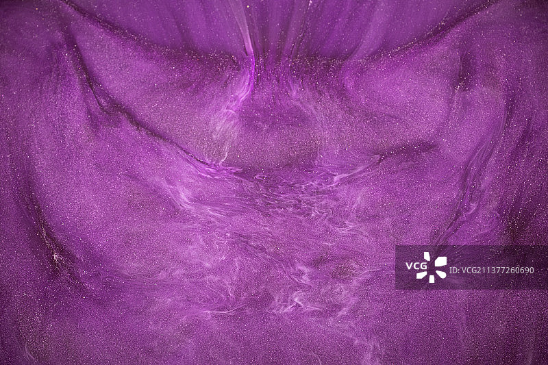 酒精墨水和紫色颜料漩涡特写图片素材