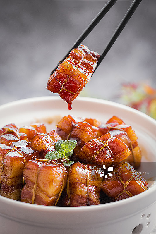 影棚拍摄红烧肉中餐图片素材
