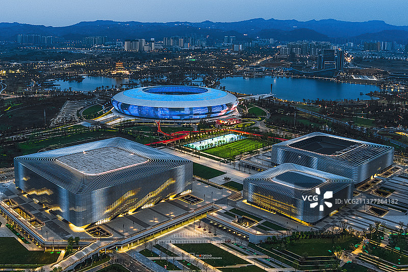 成都东安湖大运会场馆夜景图片素材