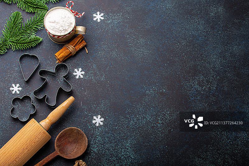 俯视黑色桌上的圣诞烘焙饼干图片素材