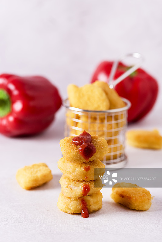 鸡块塔，桌上的食物特写图片素材