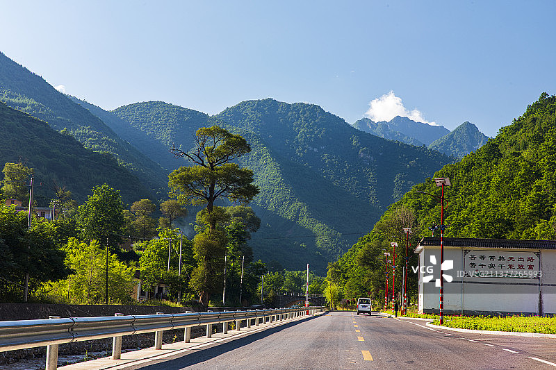 甘南藏区的通村公路。图片素材