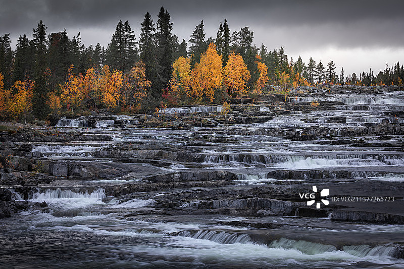 瑞典拉普兰秋季的特拉普斯特格斯福森瀑布图片素材